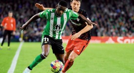 齐达内加盟曼联：皇马名帅战术革新，助力球队复兴