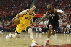 NBA焦点战：雄鹿队字母哥逆风翻盘胜公牛